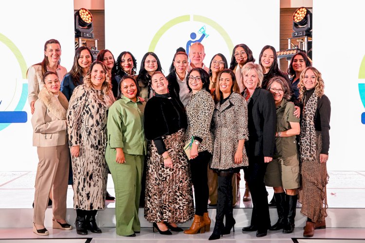 On the photo are all the EE Connectors of the various Operating Companies and the top three can be found in front, in the middle together with Michelle Vink: Employee Engagement Manager (4th from left). Next to her EE Connector of the year 2025 - Garoldine Coakley: O&L Leisure; 2nd place Nazeema Husselmann: Namibia Dairies; 3rd place Lizette Mostert: Hartlief South Africa. Also in the photo left back: Franziska Rüeck, Chief Experience Officer of the O&L Group and middle back Executive Chairman Sven Thieme.